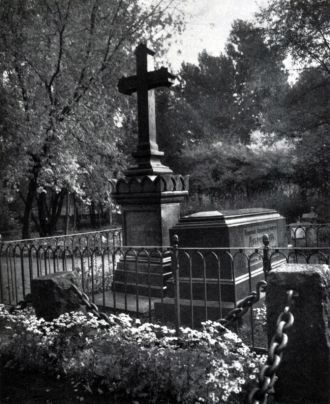 Белинский и Добролюбов похоронены рядом 