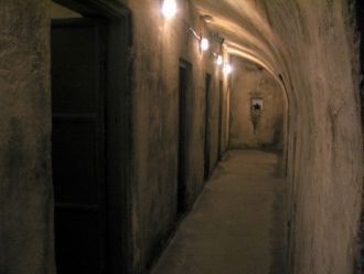В подвале здания пытали заключенных.
