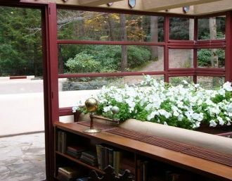 Благодаря сплошному остеклению,  которое