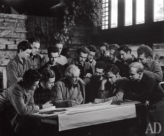 Фрэнк Ллойд Райт в окружении учеников в 