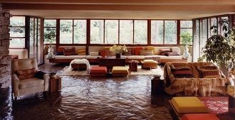 Огромный зал, с примыкающей к нему кухне