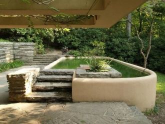 Возле гостевого блока Райт построил плав