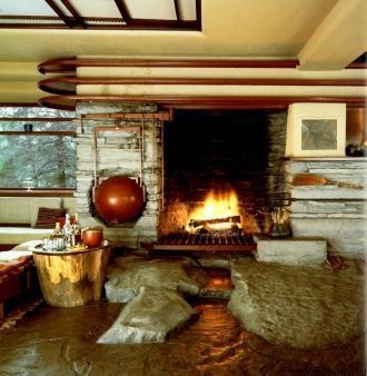 Знаменитый камин в “Доме над водопадом” 