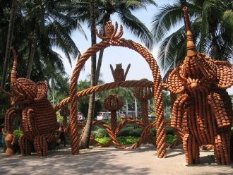 Невероятные скульптуры из цветочных горш