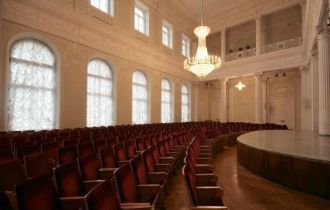 К Николаевскому дворцу примыкал манеж, в