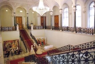 Во дворце решили устроить женский инстит