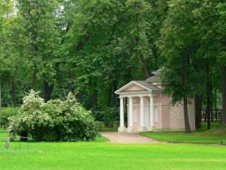 Беседка-храм в парке Останкино с деревян