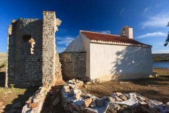 Недалеко от церкви на территории Национа