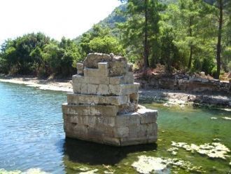 В старом русле реки обнаружили разрушенн