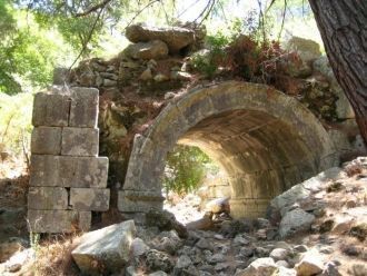 Арочный вход в античный театр Олимпоса.