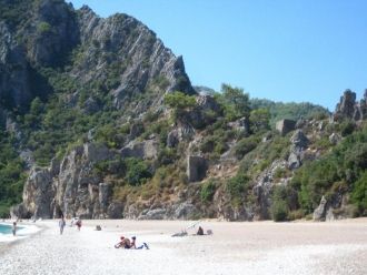 Руины крепостных стен и башен на скалах,