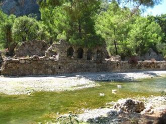 По обе стороны реки была возведена грани