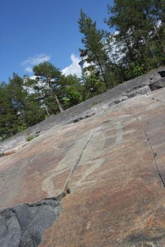 Древняя фигура перерезана православным к