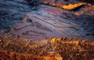 Разломы и трещины в скалах, большое коли