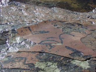 Наскальное святилище охватывает часть оз