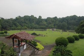 Чуть позже, на территории сада начала де