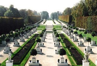 Напротив Большого каскада в начале сентя