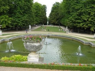 Парк около замка Сен-Клу представляет дл