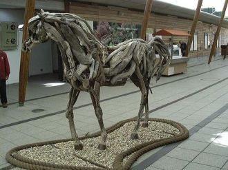 Скульптура деревянной лошади.
