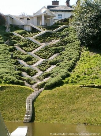 Прогуливаясь по огромным пролетам лестни