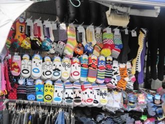 Разнообразные носки на рынке 