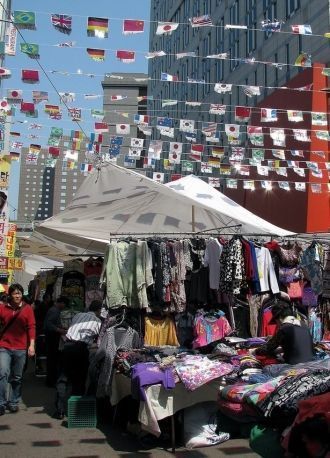 В основном здесь торгуют пожилые женщины