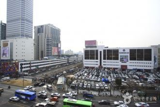 Товары продаются здесь как оптом, так и 