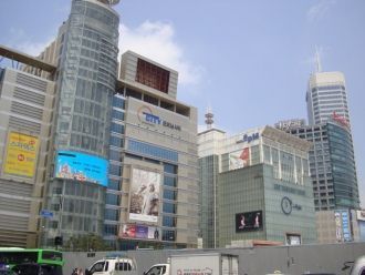 Здесь можно одеться с ног до головы, а г