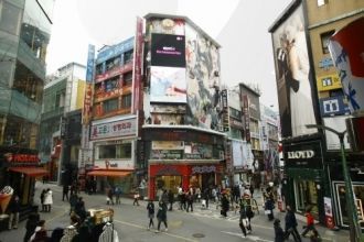 Через дорогу от оптовых точек расположен