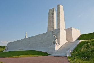 Сам памятник построен из очень редкого б