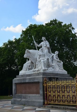 По углам мемориала стоят статуи, аллегор