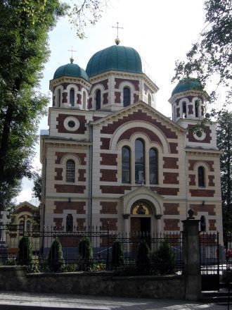 Храм пятикупольный, построен в романо-ви