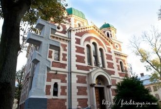 Центральный объем венчает византийской ф