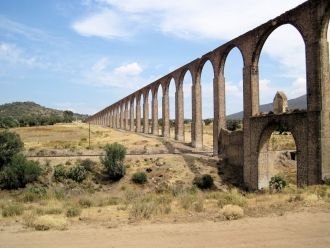 Канал акведука пересекает долины и ущель