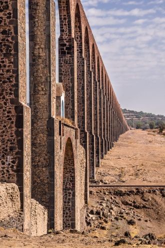 Акведук имеет три надземные аркады по 46