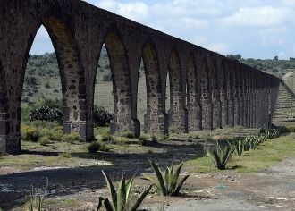 Каменная кладка акведука выполнена преим