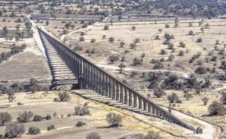 Передавая одновременно обитавшим здесь и