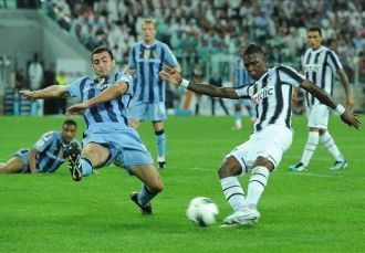 В конце церемонии публика почтила память