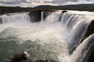 В 1000 году альтинг, собиравшийся на тер