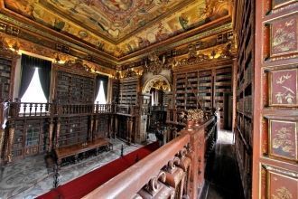 В роскошной библиотеке Коимбрского униве