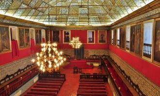 Справа от ворот во двор начинается лестн