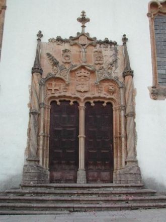 Слева от часовой башни Коимбрского униве