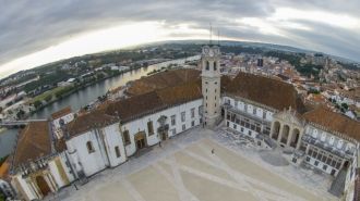 Старый университет возвышается над город