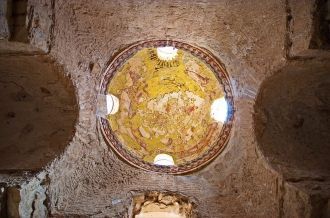 В одной из ванных комнат изображены знак