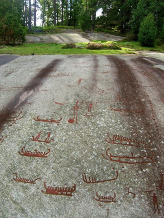 На одном из рисунков моряк на корме труб
