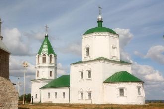В центре городища возвышается православн