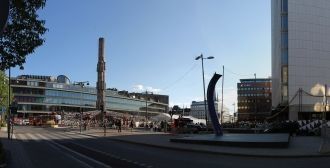 В центре площади установлена стеклянная 