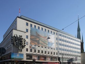 С севера площади расположено здание, где