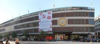 На углу площади Сергельсторг расположен 