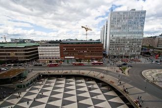 Открытый подземный переход покрыт черно-